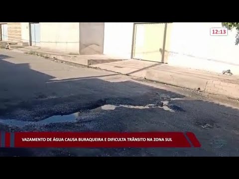 Vazamento de água causa buraqueira e dificulta trânsito na zona sul 03 11 2022