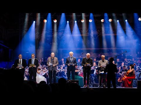 Šel nádražák na mlíčí | Divadlo Járy Cimrmana a Police Symphony Orchestra