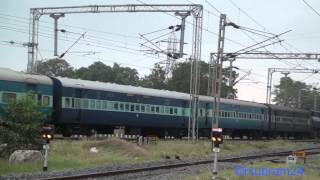 preview picture of video 'Coimbatore Exp Xing Jan Shatabdi Exp'