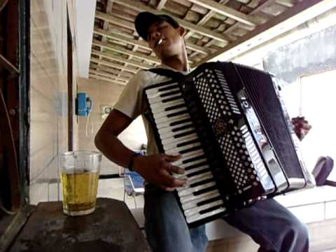 isaac do acordeon em solanea tomando uma no barzinho