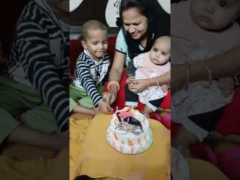 meri pyaari kashvi ke pure huye 6 months or usne cake b kata