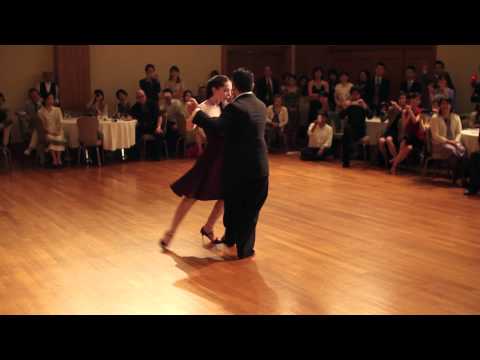  Inés Muzzopappa  and  Fernando Galera  are  dancing  to  the  tango  "  Marion  "