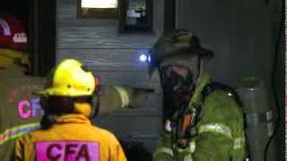 preview picture of video 'Bendigo CFA attend house fire in Queen Street 11/07/2012'