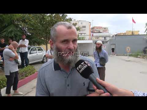 Fax News - Familjaret e Genci Balles proteste para spitalit te burgut