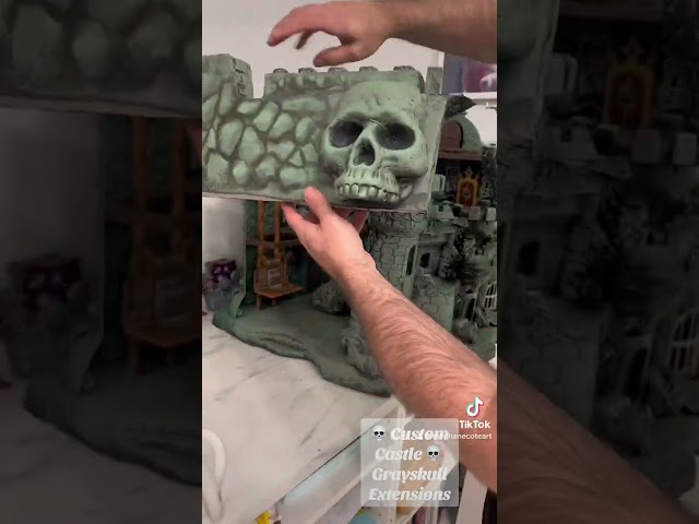 Vídeo relacionado con Hiraith Castle Grayskull, colgante de esqueleto de castillo para decoración de Halloween y Navidad