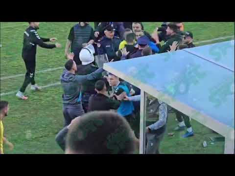 Sherri në fund të ndeshjes Flamurtari-Besa ku goditet trajneri i kavajasve, Emiljano Çela