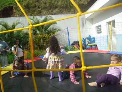 nataly na festa julina brincando no pula pula