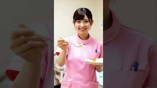 ピンクのナース服で食事介助