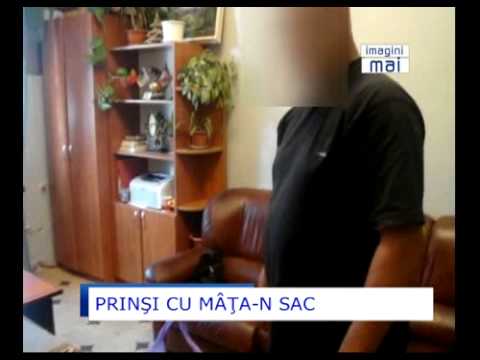 Crestea canepa ca sa dea semintele... la pasari.flv