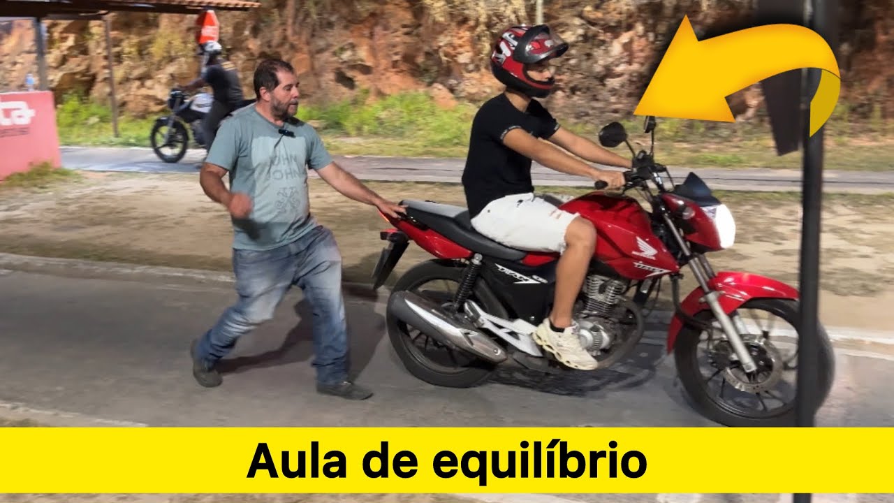 Aluno treinando como sair com a moto e ter equilíbrio