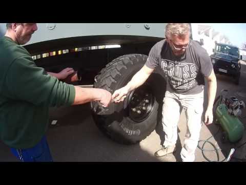 Reifen 14.00R20 auf Sprengringfelge GABO am Fahrzeug montieren