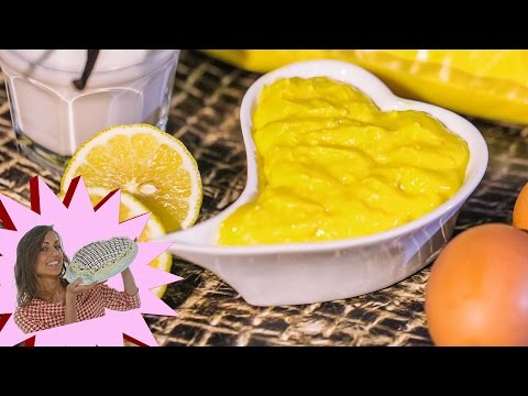 La faccia di decolorazione fa i bagagli con crema aspra e un limone Pigmentazione su pelle di faccia