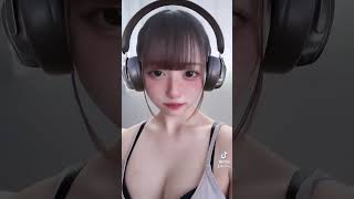 tiktokライブ　巨乳　谷間チラリ