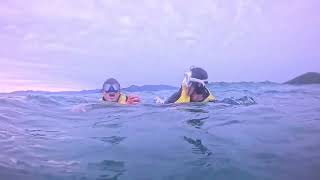 한국에서 온 두 명의 귀여운 친구가 비오는 날 나트랑 해변에서 수영을 하러 갔습니다.