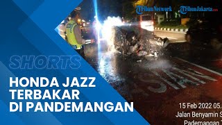 Video Detik-detik Honda Jazz Terbakar seusai Terguling di Pademangan, Begini Kondisi Pengemudi