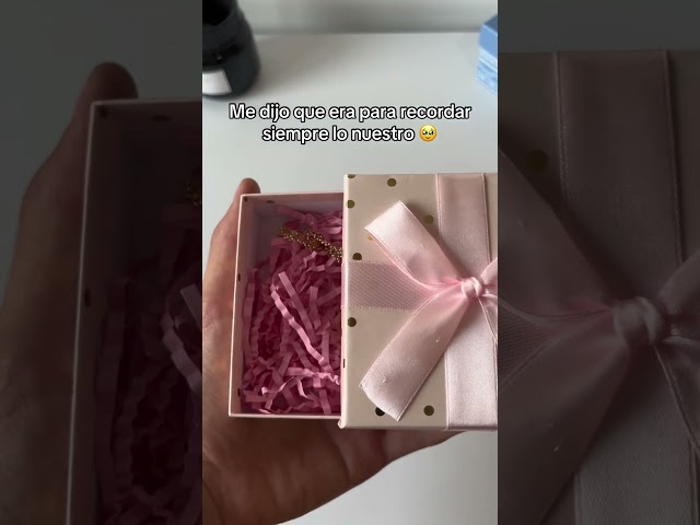 Vídeo relacionado con JUAEYIDDS Collar de 26 letras redondas con colgante de moneda para hombres y mujeres, 100%, 4*4cm