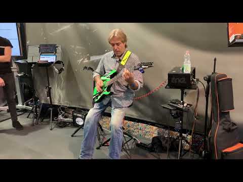 Cesareo al Guitar Show 2022, performance allo stand Bespeco