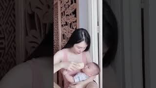 Download lagu Feeding a Baby with Pretty Mother Mom&Baby #beautiful #breastfeeding #amazing #singlemom mp3
