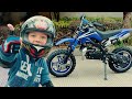 Den Está Reparando Una Moto Nueva Para Niños Reparación De Motocicletas