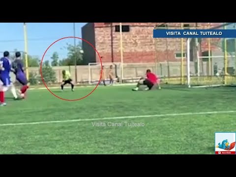 El insólito gol de un árbitro se hace viral en las redes sociales