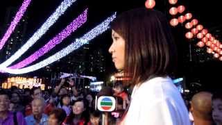 TVB記者陳嘉欣在維園中秋綵燈會現場報導新聞