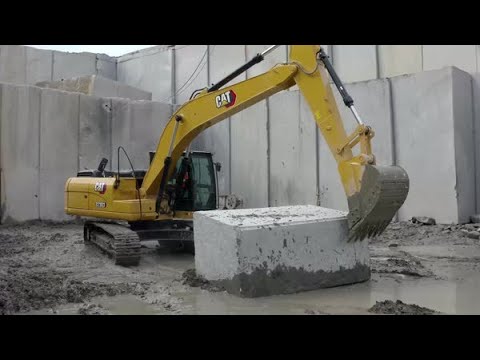 Cat Excavator 323D3 at work - social media clip