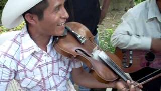 preview picture of video 'Huapango interpretado en lengua Tepehua de Pisaflores Ixh. de Mad Ver'