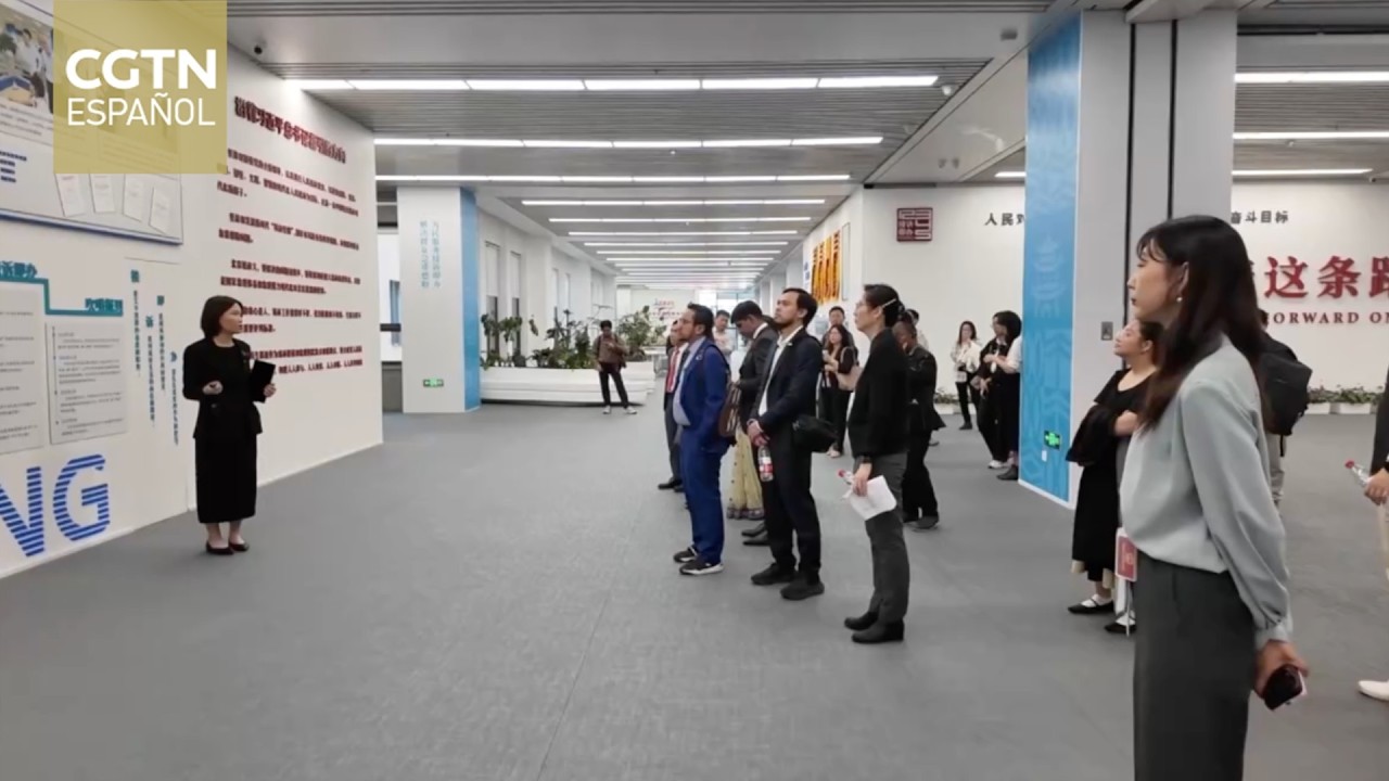 Diplomáticos asiáticos exploran la línea directa de servicio público de Beijing