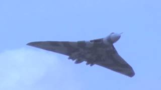 preview picture of video 'Avro Vulcan XH558 displaying at Cosford Airshow 2013'