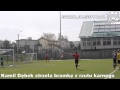 Kamil Dębek strzela bramkę z rzutu karnego w meczu Stomil II Olsztyn - Omulew Wielbark 2:2