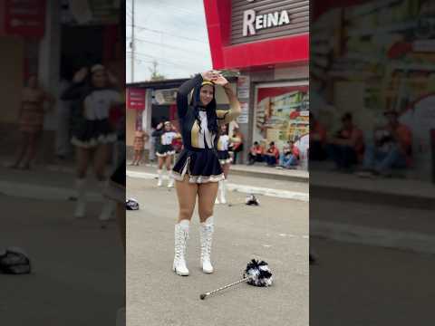 Ecuador y la bastonera mas viral Eliana 😍 #desfile #bastoneras #baile #viralshort