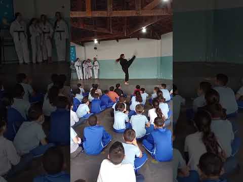 Taekwondo indiara-goias, apresentação na escola Militarizada Olavo Bilac, atleta Sandra Isabela