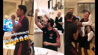 Download lagu Breaking News -  Demetri Mitchell impresses Man United team-mates in singing initiation mp3