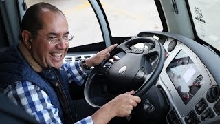 079 Los Metiches | Carlos Martín conduce autobús de Estrella Roja