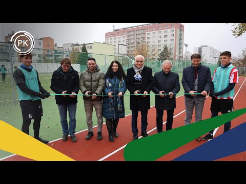 Gymnázium Luďka Pika v Plzni má nové multifunkční hřiště a moderní jídelnu s kuchyní