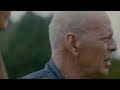 Bruce Willis earpiece scene (American Siege)