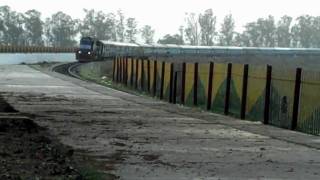 preview picture of video 'INDIAN RAILWAYS: Ala Hazrat Bhuj-Bareilly Express at Garhmukteshwar.MP4'