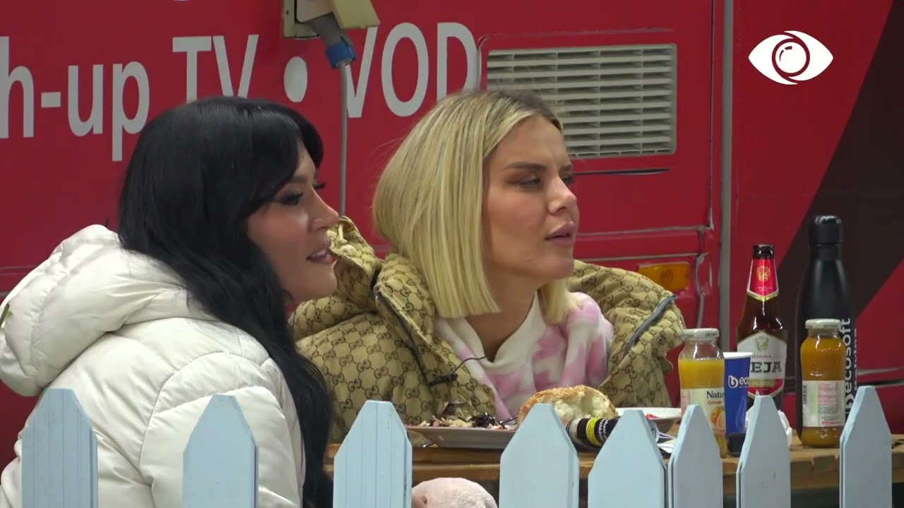 Do të përfitojë/ Vajzat bisedojnë te ruloti