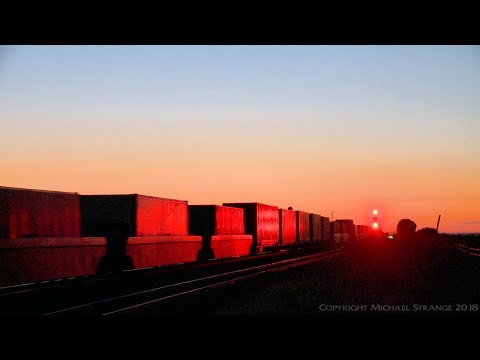 Sunrise Greets Container Train AM5 (23/8/2018) - PoathTV Australian Railways