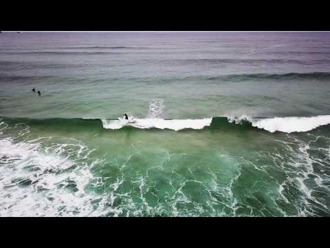Imagens de drone de areias e ondas em Sandwood Bay