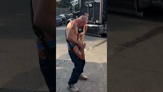 Download lagu Flea Playing One Of His Best Bass Lines! #Shorts #Flea #RedHotChiliPeppers mp3