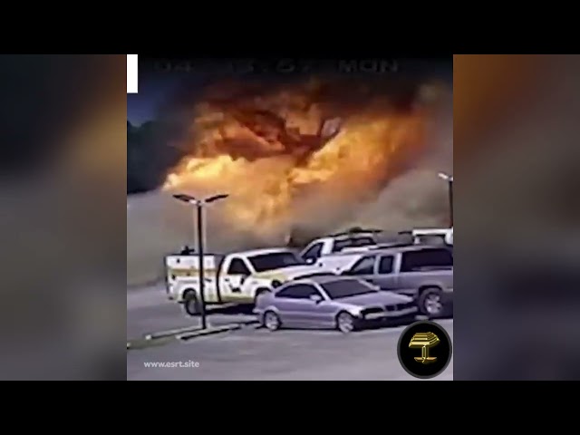 Momento exacto en el que una avioneta se estrella contra camiones en Texas