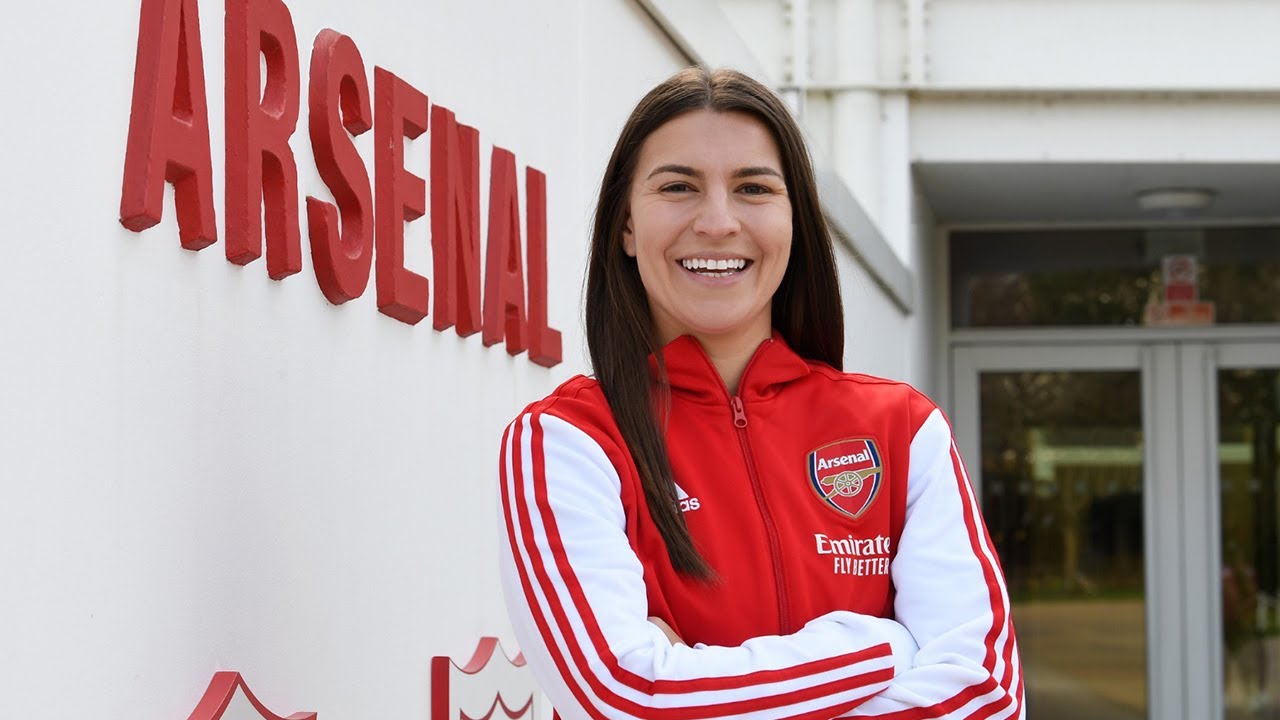 Steph Catley signs new Arsenal contract!