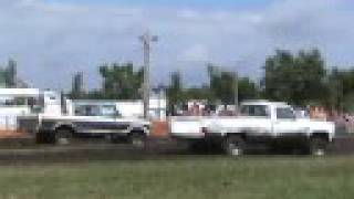 preview picture of video 'Bedford Ia mud drags 2008'