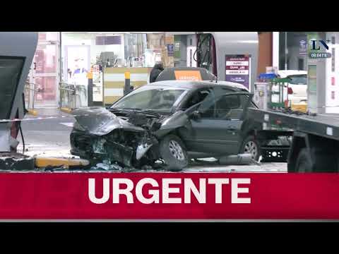 Av. General Paz: Un auto chocó contra una estación de servicio