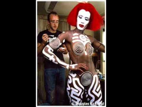 Grace Jones-The Apple Stretching