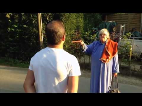 Une vieille raciste menace un homme !