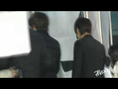 [fancam] 101215 SHINee jonghyun takes care of children @ Concert with neighbors