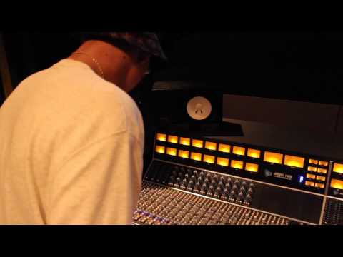 Mic Cash In-studio Video