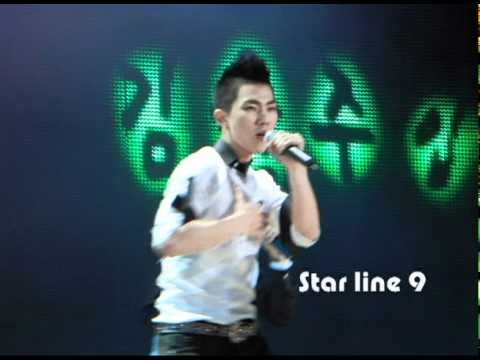 ZE:A eye contact with kevin